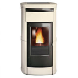 Wasserführende Pelletofen Edilkamin Kira2 H 18 Up mit Keramikverkleidung.