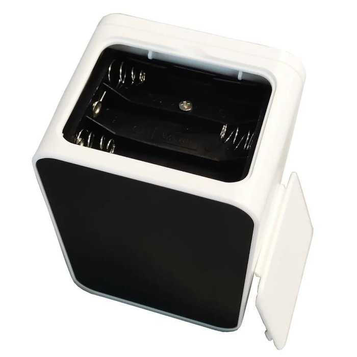Batteriefach eines quadratischen, weißen Geräts mit schwarzer Front, geöffnet und bereit für Batterien.