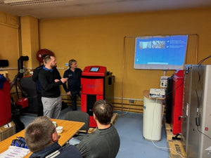 Rote und schwarze Heizungsanlage im Produkt Attack SLX Kombi 30 kW Holz- und Pelletkessel
