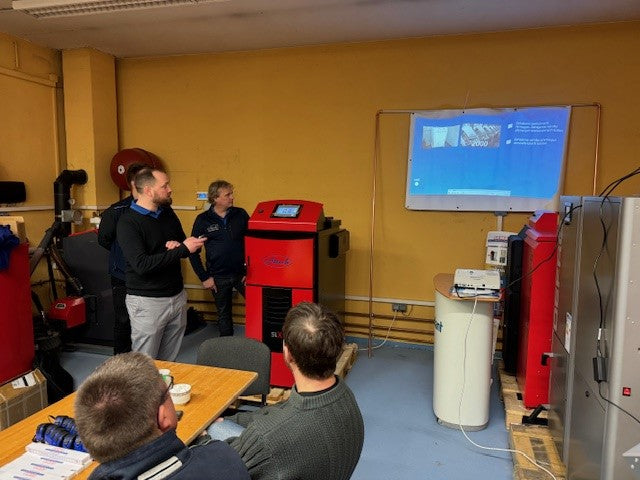 Rote und schwarze Heizungsanlage im Produkt Attack SLX Kombi 30 kW Holz- und Pelletkessel