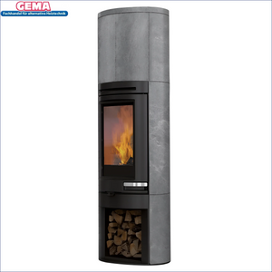Grauer Steinstaubspeicherofen Edilkamin Tally S Evo mit sichtbaren Flammen und Holzlager