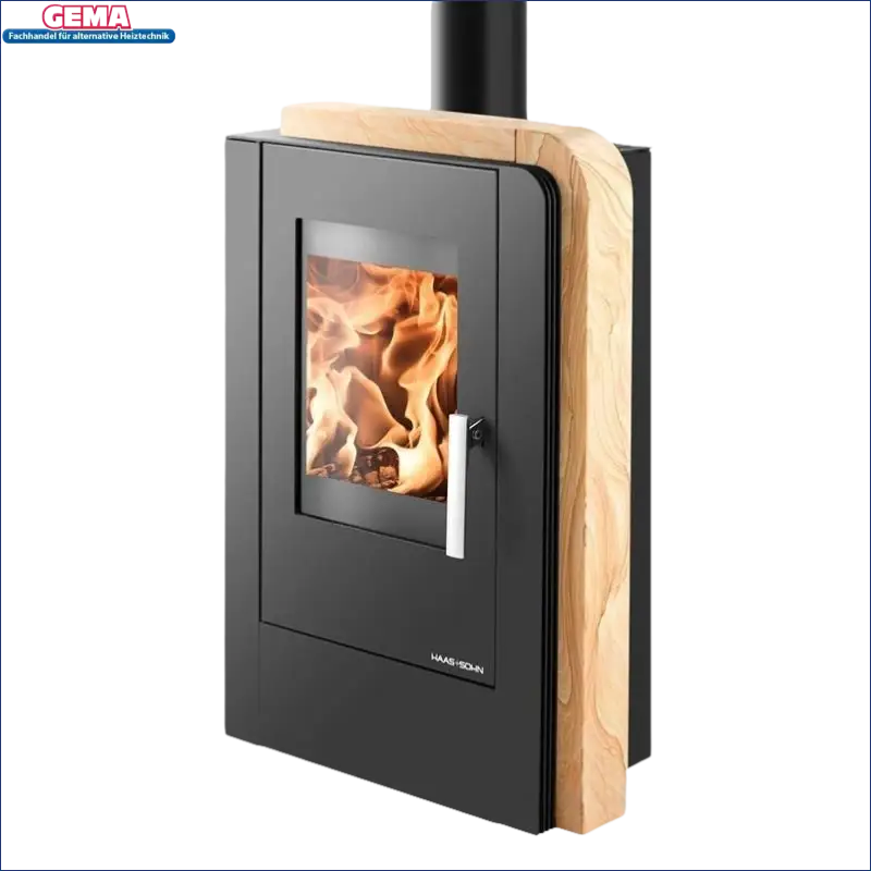 Brennender Holzofen mit Holztäfelung im Produkt Kaminofen Aruba Easy von Haas + Sohn 6 kW